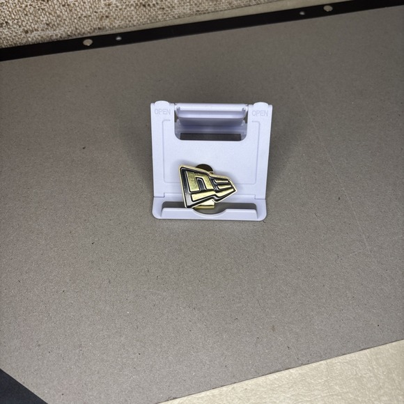 NEW ERA BLACK AND GOLD HAT CLIP - Picture 3 of 7